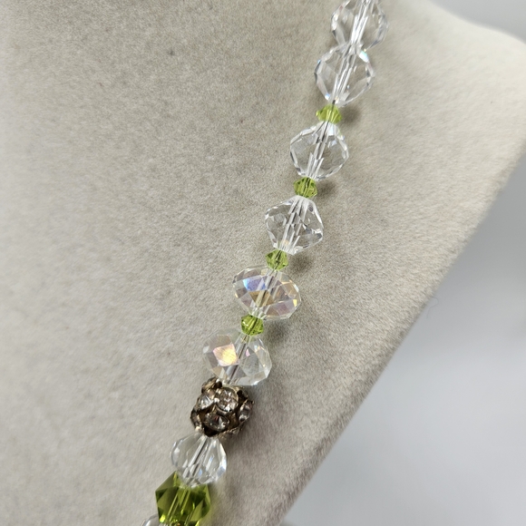VINTAGE Crystal Clear and Green Beaded  Silver Accent Flower Clasp Necklace - Picture 9 of 10
